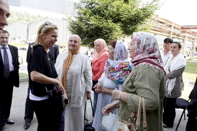 Sanela Jenkins sa majkama Srebrenice