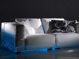 Sofa sa ugrađenim LED-svjetlima u više boja