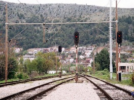 Žena se bacila pod voz i povrijedila stopala