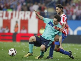 Tomaš Ujfaluši u duelu sa Lionelom Messijem (Foto: AP)