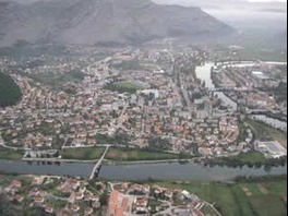 Maloljetnici oštetili kapiju na ulazu u groblje