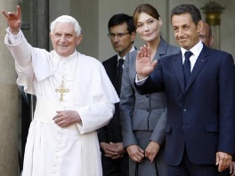 Papa Benedict XVI u društvu Nicolasa i Carle Sarkozy tokom putovanja u Francusku 2008. (Foto: AP)