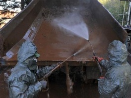 Radnici čiste toksični otpad u Mađarskoj (Foto: AP)