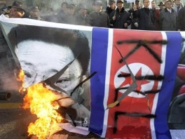Protesti u Južnoj Koreji: Zapaljen portret Kim Il Jonga Foto: AP
