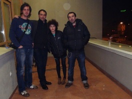 Novinar Sarajevo-x.com sa Vladom Divljanom, Bojanom Vunturišević i Džemalom Al Kiswanijem iz grupe Svi na pod