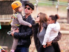 Brad Pitt i Angelina Jolie s djecom
