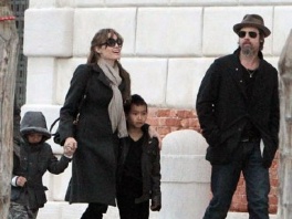 Angelina Jolie i Brad Pitt S djecom (Foto: Bangshowbiz)