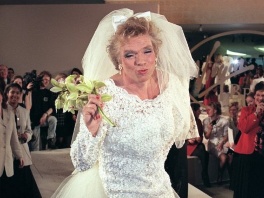 Richard Branson u vjenčanici na promociji kompanije Virgin 1996. (Foto: AFP)