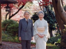 Car Akihito sa suprugom (Foto: AP)