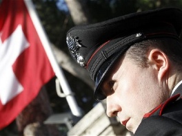 Carabinieri ispred ambasade Švicarske u Rimu (Foto: Reuters)