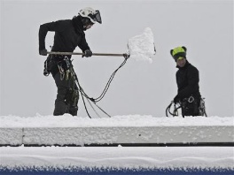 Radnici čiste snijeg s krova Veltins Arene (Foto: AP)