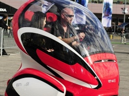Električni automobil se može parkirati sam