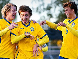 Tanković (u sredini) slavi gol u dresu Švedske