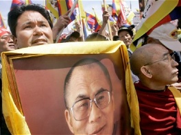 Jigme K. Norbu (lijevo) drži sliku dalaj lame