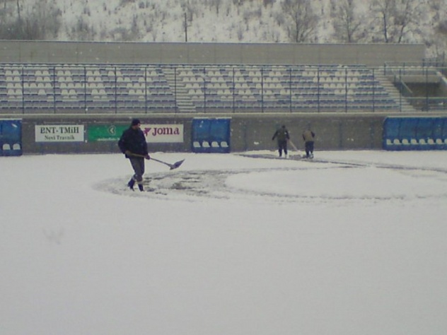 Čišćenje stadiona Pirota (Foto: ENI news)