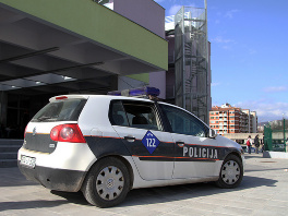 Policija ispred Pete i Dobrinjske gimnazije (Foto: Feđa Krvavac/Sarajevo-x.com)