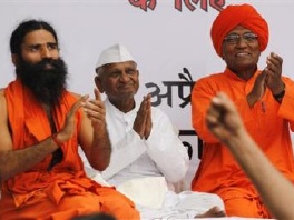 Ana Hazare u sredini (Foto: AP)