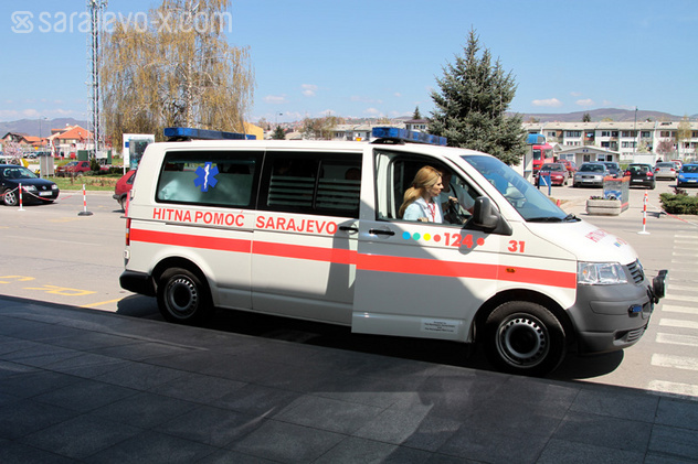 Ališan Omerbašić u vozilu Hitne pomoći stiže na Aerodrom (npr: Foto: Sarajevo-x.com)