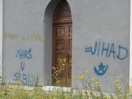 Mladići uhapšeni zbog uvredljivih grafita na crkvi