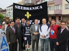 Kličić (u tamno plavoj majici) na polasku u Srebrenicu