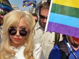 Gaga tokom jednog od gay protesta