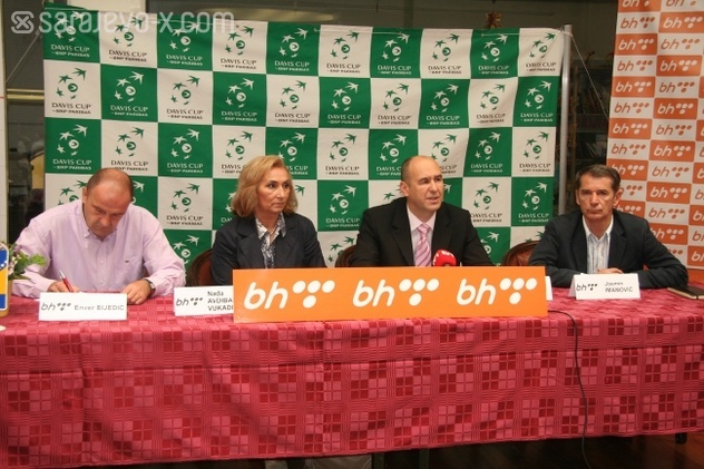 S pres-konferencije u Tuzli (Foto: Darko Zabuš/Fotoservis)