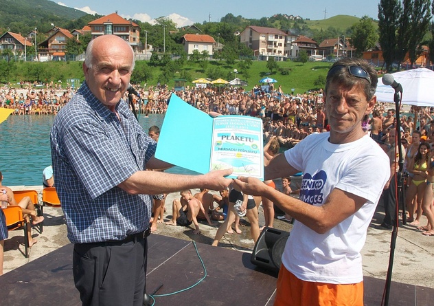 Husein Hinović uručuje plaketu Tešnjaku (Foto: ZEDA)