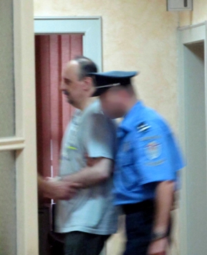 Hadžić na ulasku u sudnicu (Foto: SRNA)