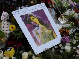 Fanovi odali počast preminuloj pjevačici (Foto: AFP)