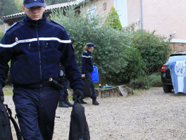 Policija ispred kuće Breivikovog oca u Francuskoj (Foto: AP)