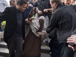 Hapšenje u Parizu nakon stupanja zakona na snagu