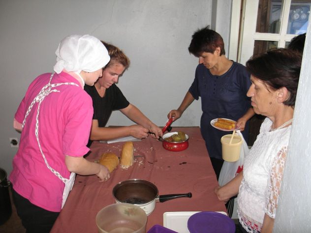 Iftari za stanovnike kampa Putovići (Foto: ZEDA)