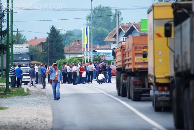 Ponovo blokirali put (Foto: Darko Zabuš/Fotoservis)