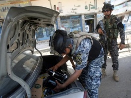 Iračka policija pretražuje gepek (Foto: AFP)
