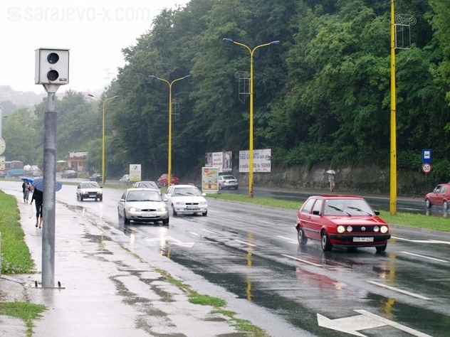 Radar na raskrsnici kod Mercatora u Tuzli (Foto: Darko Zabuš/Fotoservis)