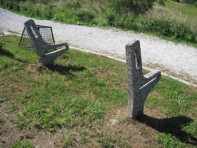 Uništene štafle na klupi
