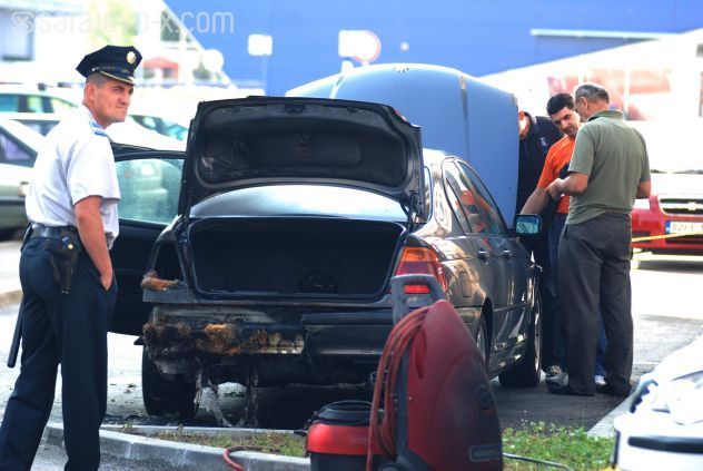 Zapaljen BMW u Tuzli (Foto: Darko Zabuš/Fotoservis)