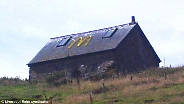 Logo McDonald'sa na krovu napuštene kapele
