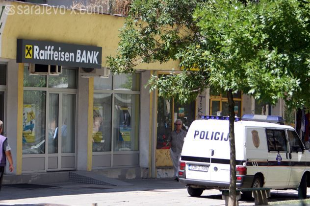 Opljačkana Raiffeisen banka na Dobrinji (Foto: Edin Puzić/Sarajevo-x.com)
