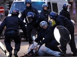 Britanija: Izgrednici pucali na nenaoružane policajce