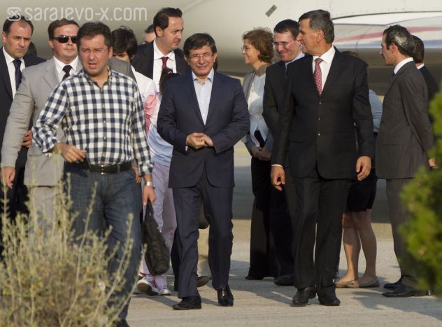 Ahmet Davutoglu na aerodromu u Mostaru (Foto: Fotoservis)