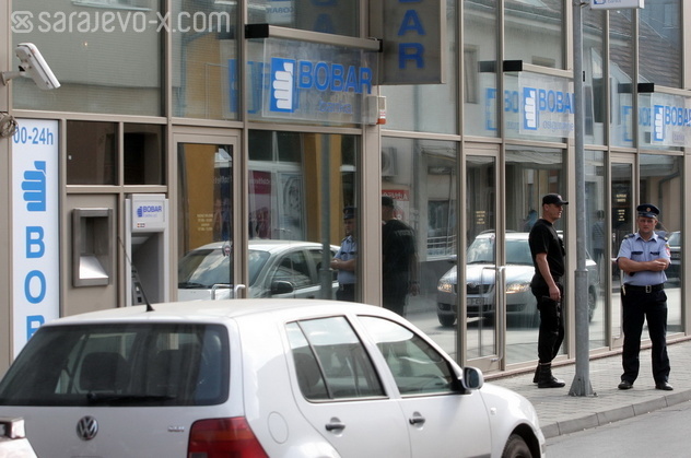 Policija pred bankom (Foto: Sarajevo-x.com)