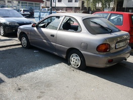Automobil oštećen u eksploziji na Dobrinji (Foto: Edin Puzić/Sarajevo-x.com)
