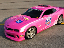 Ružičasti Chevrolet Camaro kao Safety Car