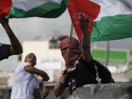 Mladi Palestinci kamenjem zasuli izraelske vojnike
