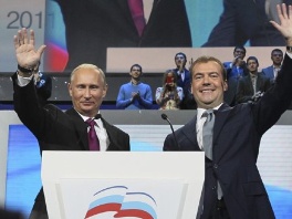 Vladimir Putin i Dmitrij Medvedev (Foto: AP)