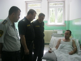 Komesar Fahrudin Bečirović u posjeti specijalcima u bolnici (Foto: MUP ZDK)