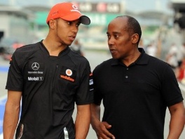 Lewis i Anthony Hamilton (Foto: AFP)