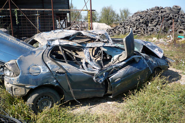 Olupina automobila u kojem je nastradao mladić (Foto: SRNA)