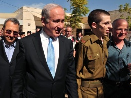 Netanyahu sa Giladom Shalitom (Foto: AP)